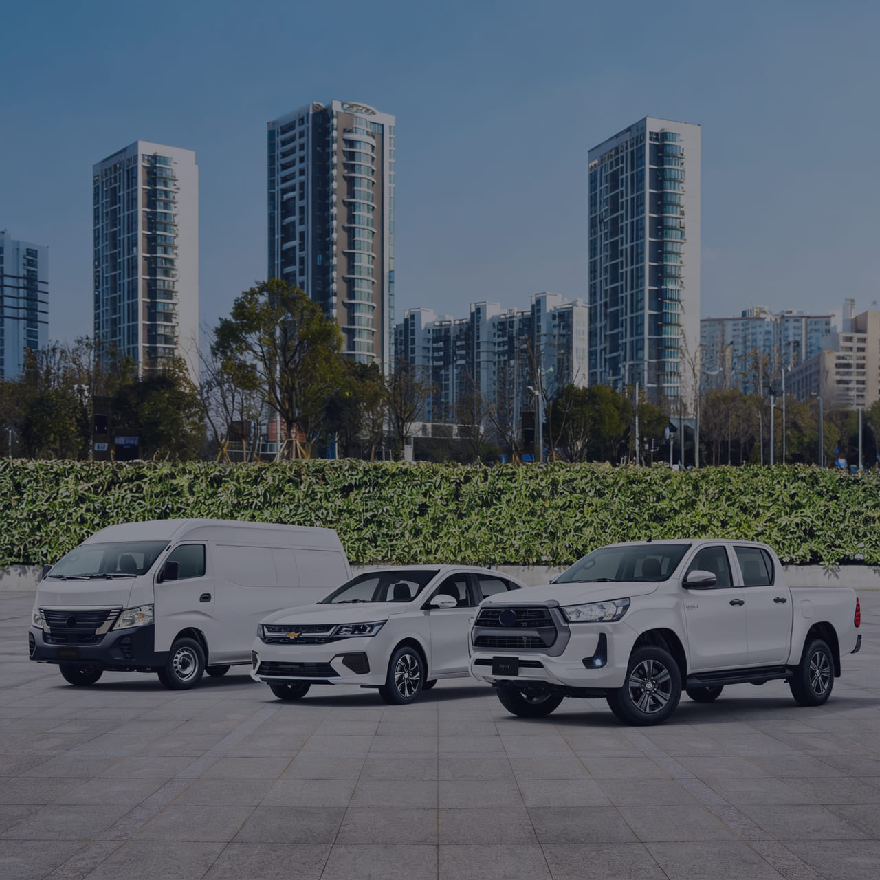 Grupo de furgonetas y camionetas de reparto blancas estacionadas en fila. Portada de blog sobre vehículos utilitarios.